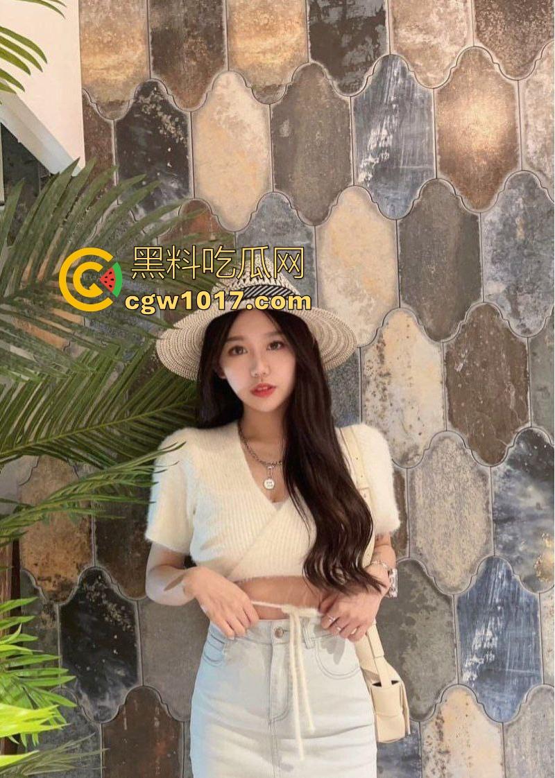 上海高颜值美少妇约炮健身教练，人妻平日端庄贤淑，私下却骚浪成性，女上位骑乘狂摇，被健身教练顶得不要不要的！