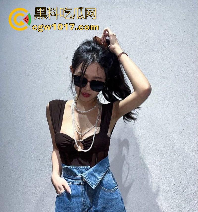 上海高颜值美少妇约炮健身教练，人妻平日端庄贤淑，私下却骚浪成性，女上位骑乘狂摇，被健身教练顶得不要不要的！