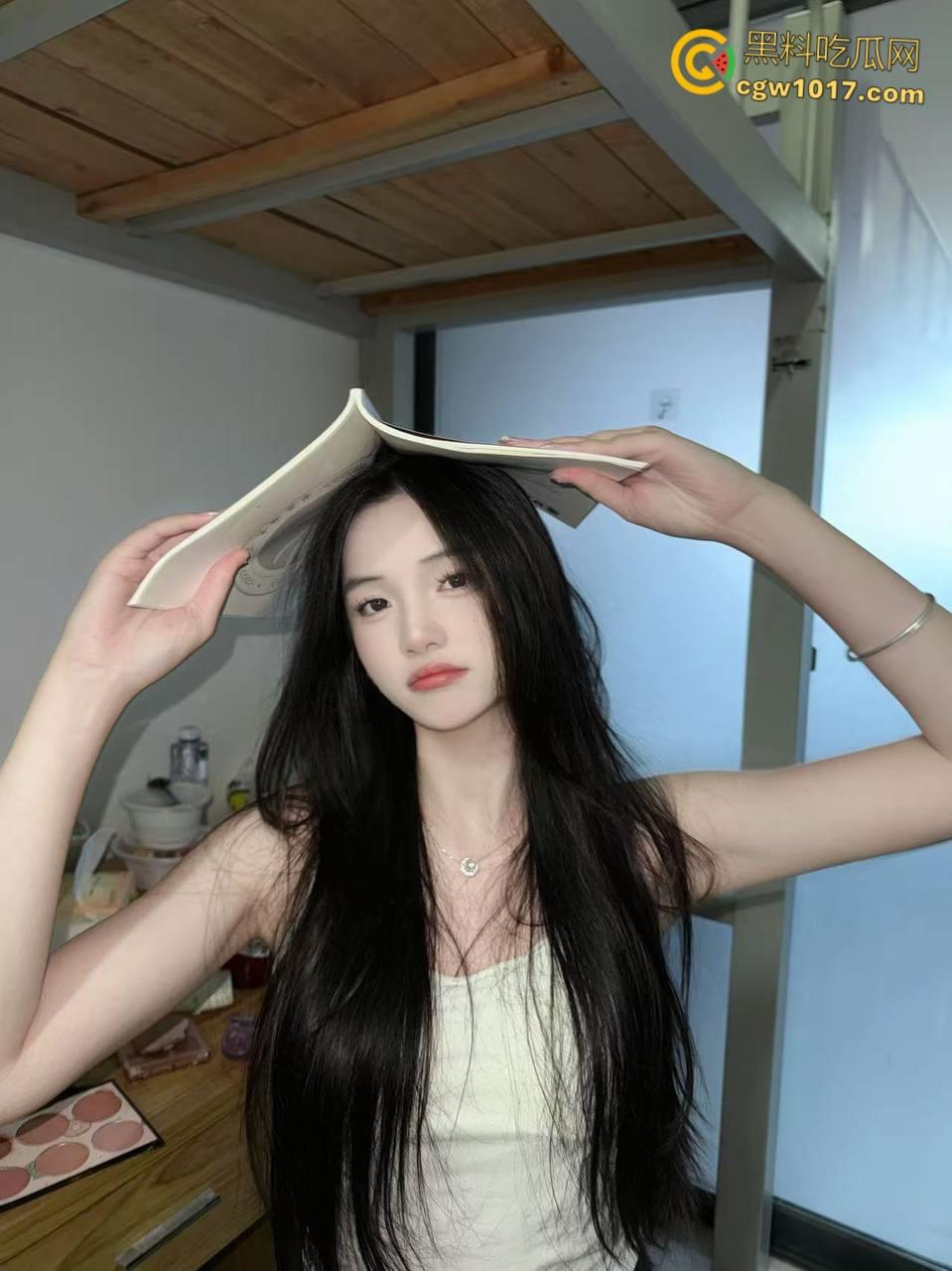 好久没见到姐姐了，临走时喝十个生鸡蛋，性感肉丝平底鞋，猛插姐姐一个小时，把姐姐下体失禁倒在床上抽搐 ！