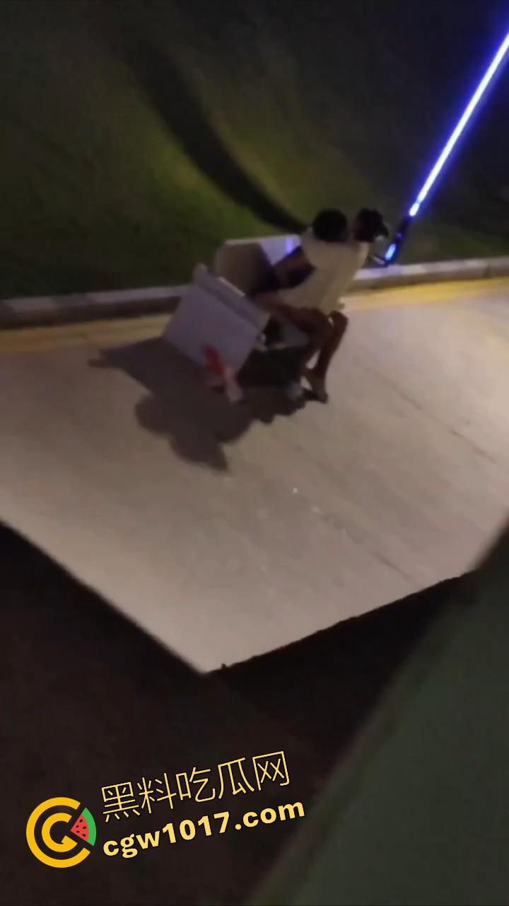 书扔到了地上,奶子握在了手里,从白天到黑夜,从4号楼到教学楼,广东海洋学院色情男女随机户外调教!