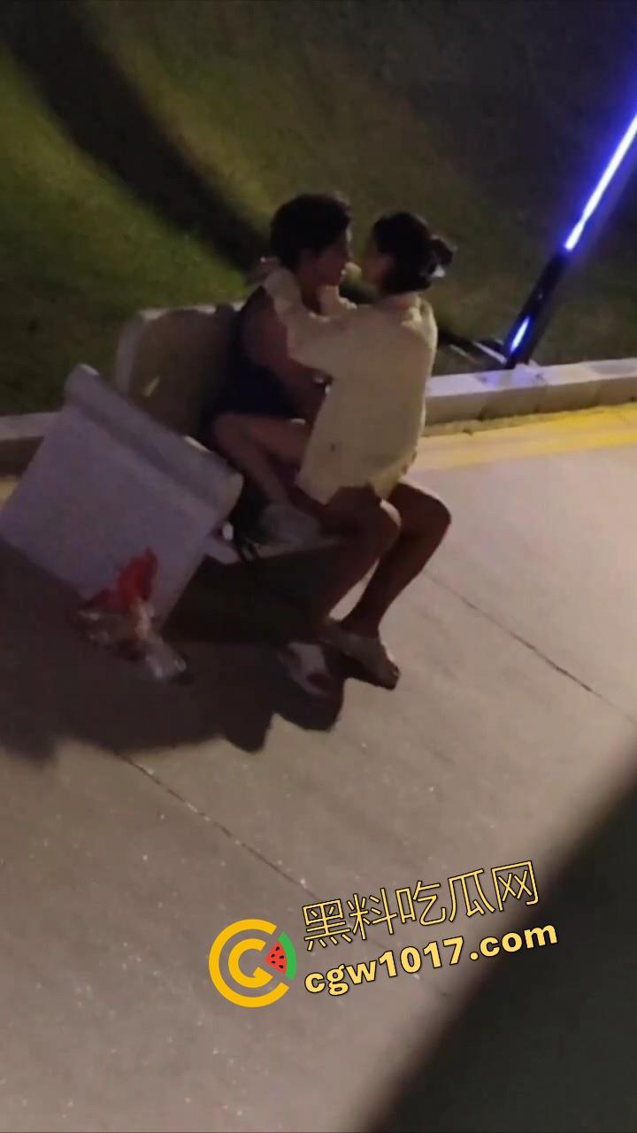 书扔到了地上,奶子握在了手里,从白天到黑夜,从4号楼到教学楼,广东海洋学院色情男女随机户外调教!