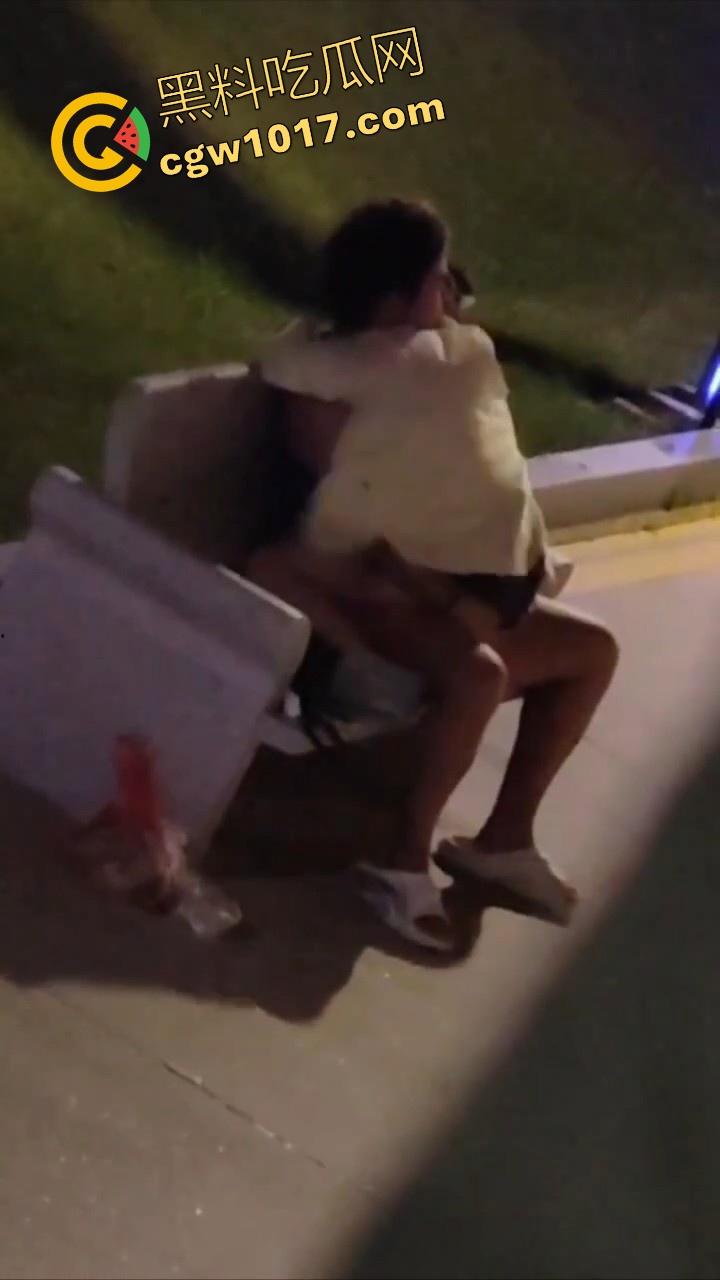 书扔到了地上,奶子握在了手里,从白天到黑夜,从4号楼到教学楼,广东海洋学院色情男女随机户外调教!