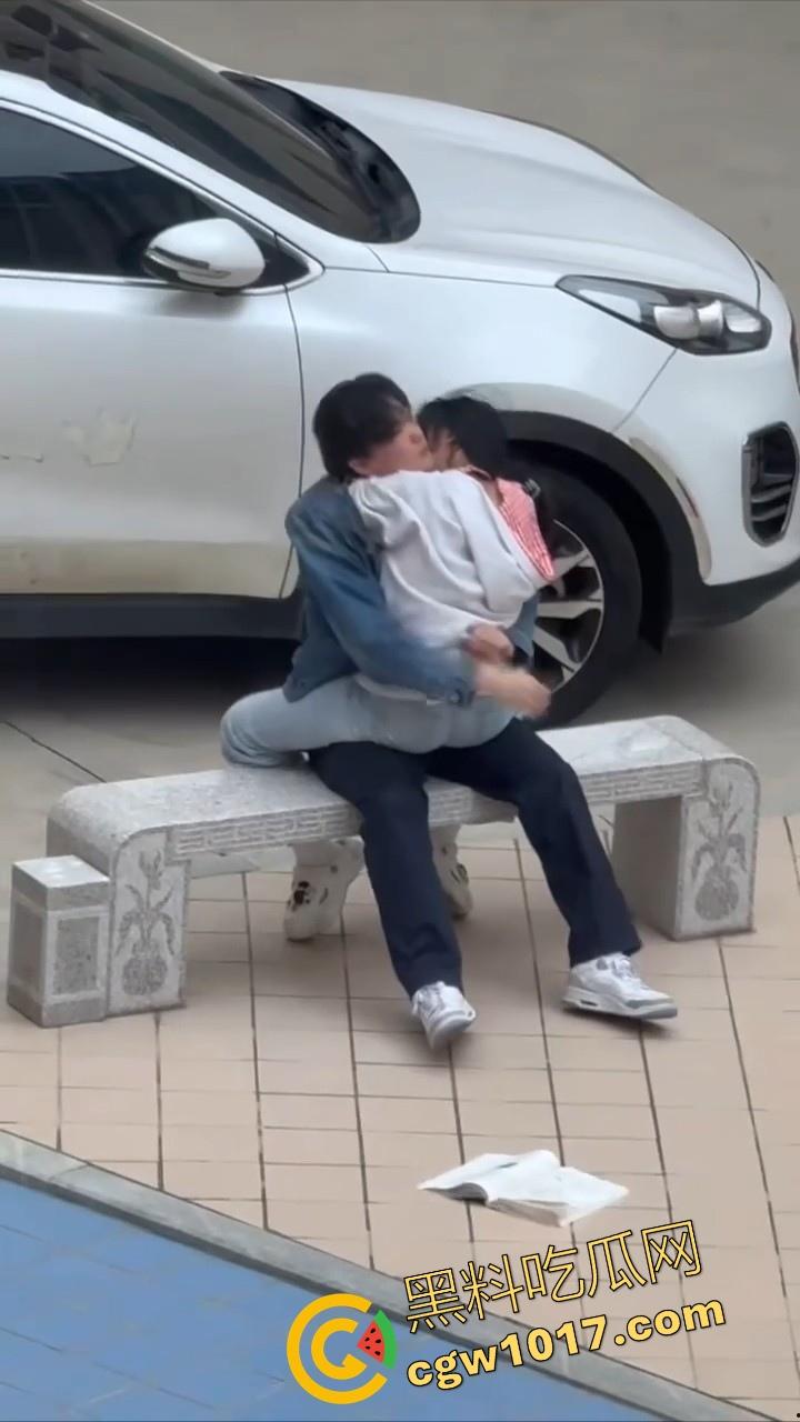 书扔到了地上,奶子握在了手里,从白天到黑夜,从4号楼到教学楼,广东海洋学院色情男女随机户外调教!