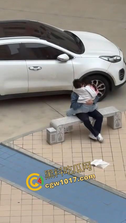 书扔到了地上,奶子握在了手里,从白天到黑夜,从4号楼到教学楼,广东海洋学院色情男女随机户外调教!