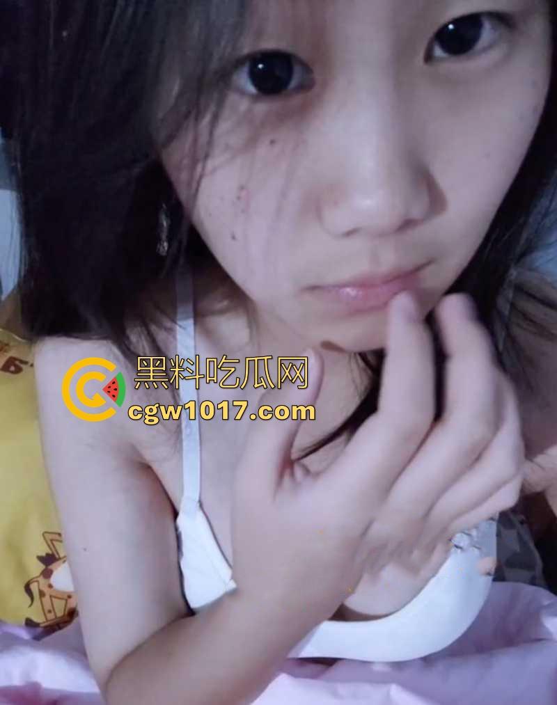 清纯幼师网上聊骚发情,宿舍自拍自慰视频勾引炮友,小小身材竟然有日常大奶,完美的母狗形态啊!