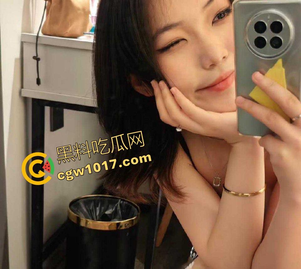 瓜友分享清纯反差女大炮友,花式做爱日常,各种性感诱人制服轮换,口交乘骑足交调教,玩得很花!