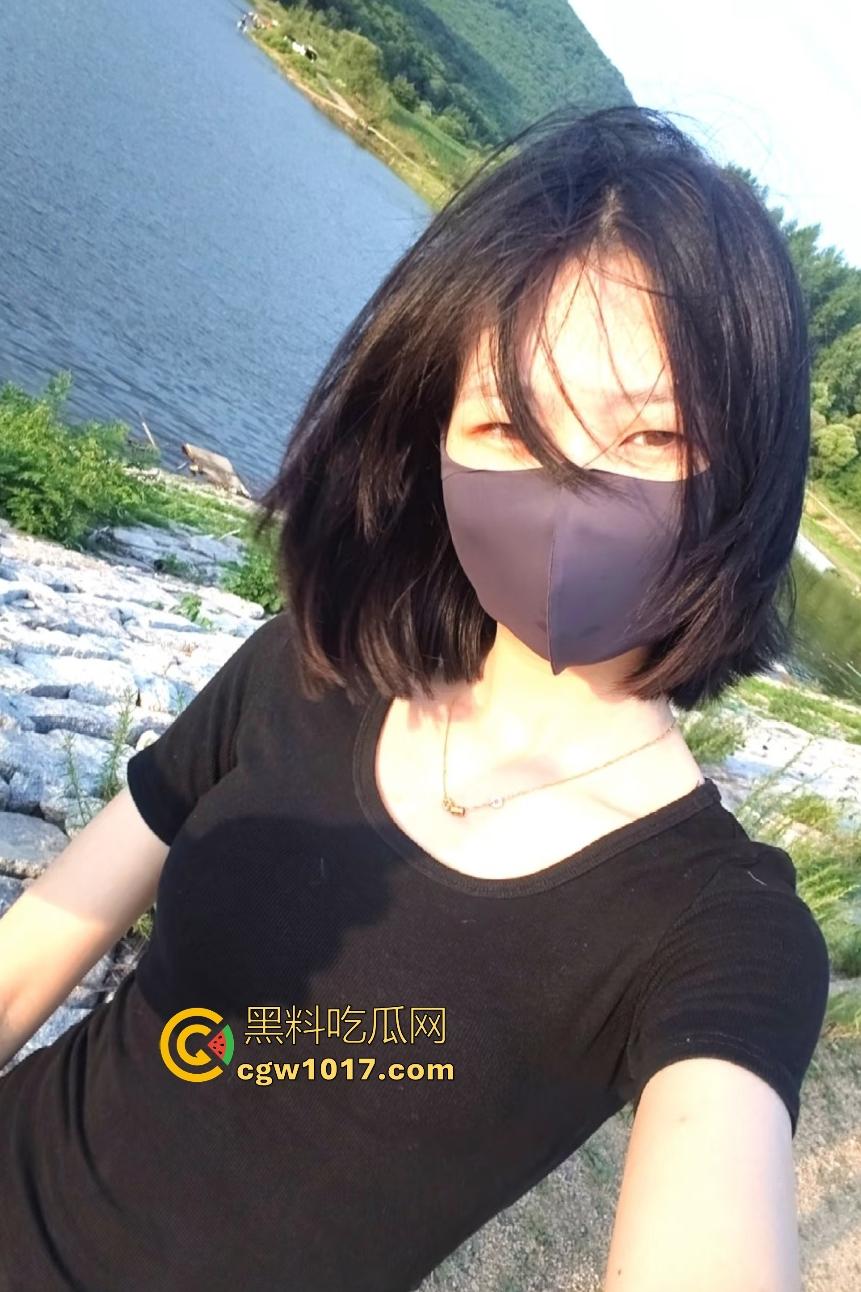 短发女高中生就破处，小小年纪不学好，学人当母狗，小伙子你经验少把握不住的，让哥来吧！