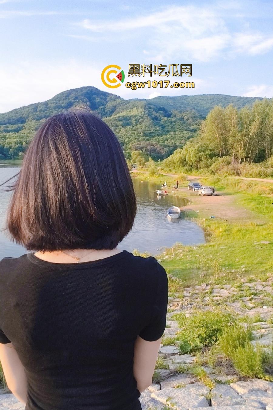 短发女高中生就破处，小小年纪不学好，学人当母狗，小伙子你经验少把握不住的，让哥来吧！