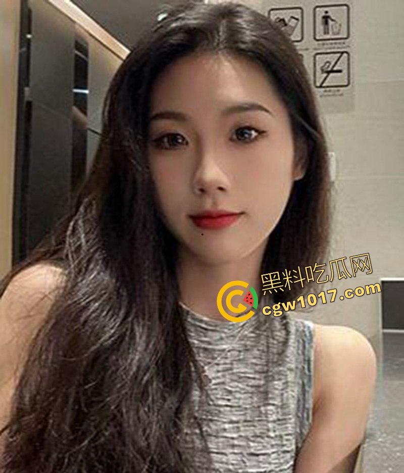 常州轻工大学饭堂激情一刻,JK清纯女大激情相吻,情到浓处直捅裙底骚逼,随后女生跪地疑似深喉口交,当我们不是人是吧!