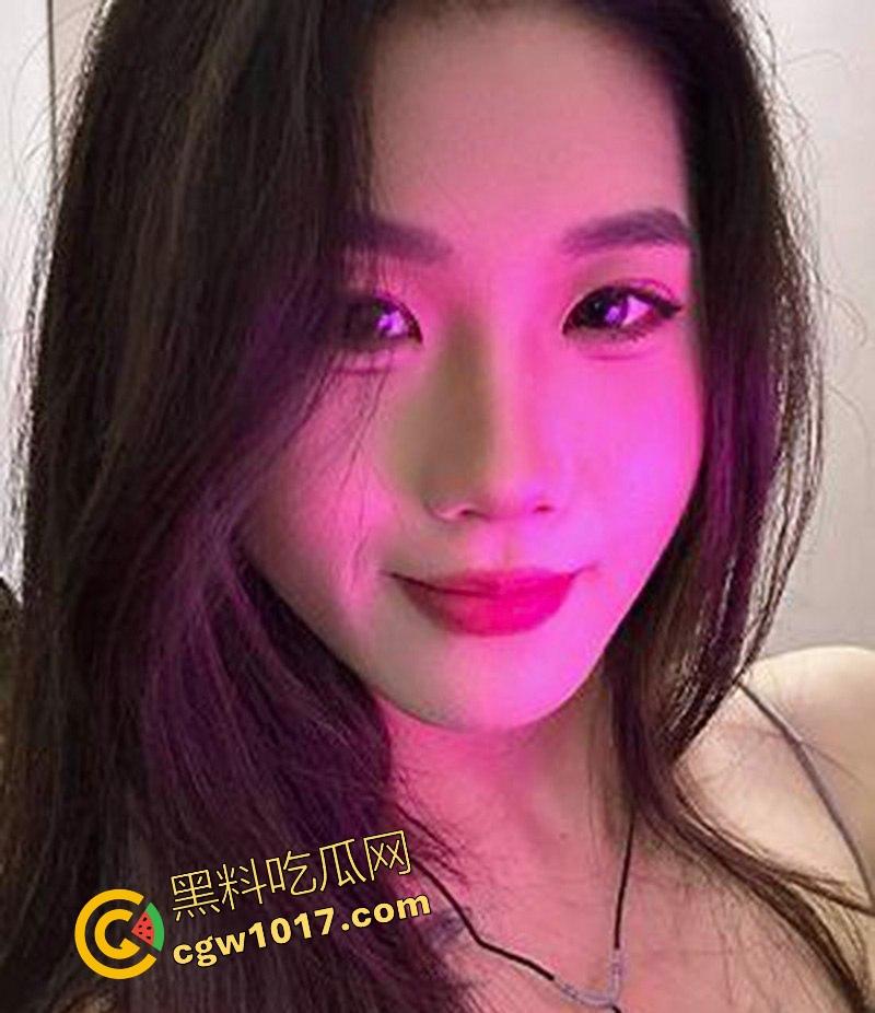 常州轻工大学饭堂激情一刻,JK清纯女大激情相吻,情到浓处直捅裙底骚逼,随后女生跪地疑似深喉口交,当我们不是人是吧!