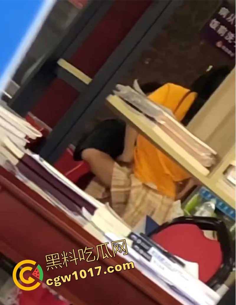 常州轻工大学饭堂激情一刻,JK清纯女大激情相吻,情到浓处直捅裙底骚逼,随后女生跪地疑似深喉口交,当我们不是人是吧!
