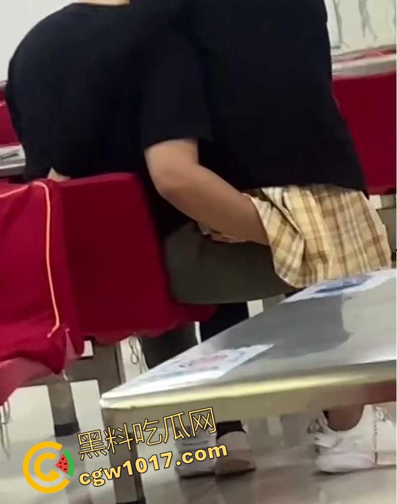 常州轻工大学饭堂激情一刻,JK清纯女大激情相吻,情到浓处直捅裙底骚逼,随后女生跪地疑似深喉口交,当我们不是人是吧!