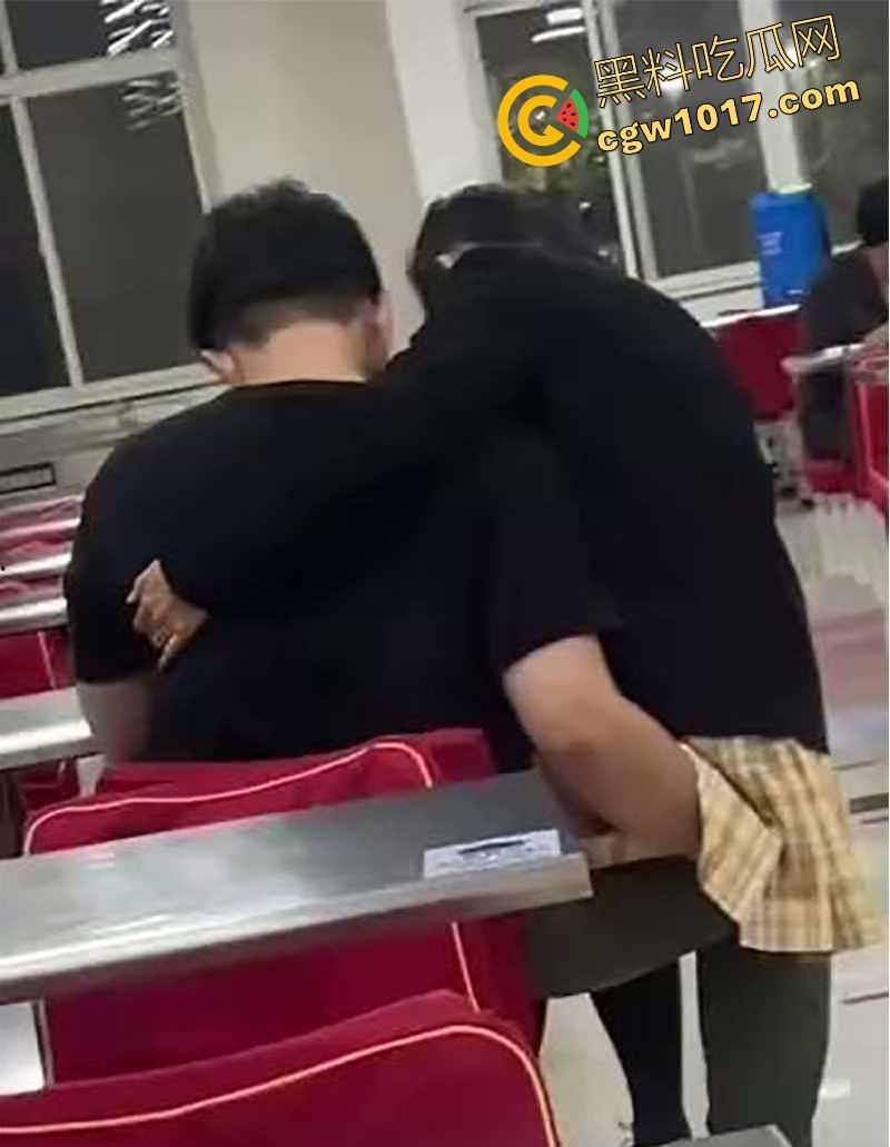 常州轻工大学饭堂激情一刻,JK清纯女大激情相吻,情到浓处直捅裙底骚逼,随后女生跪地疑似深喉口交,当我们不是人是吧!