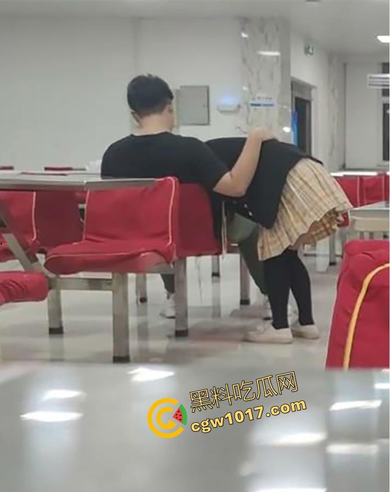 常州轻工大学饭堂激情一刻,JK清纯女大激情相吻,情到浓处直捅裙底骚逼,随后女生跪地疑似深喉口交,当我们不是人是吧!