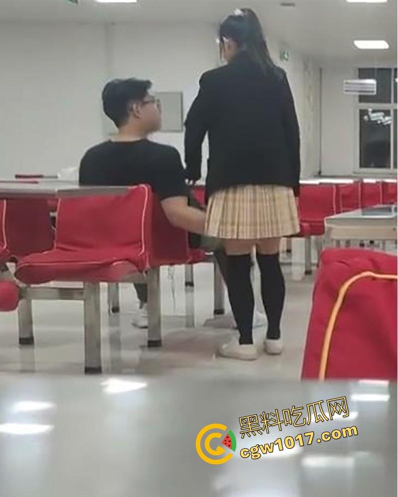 常州轻工大学饭堂激情一刻,JK清纯女大激情相吻,情到浓处直捅裙底骚逼,随后女生跪地疑似深喉口交,当我们不是人是吧!