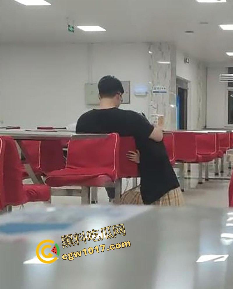 常州轻工大学饭堂激情一刻,JK清纯女大激情相吻,情到浓处直捅裙底骚逼,随后女生跪地疑似深喉口交,当我们不是人是吧!