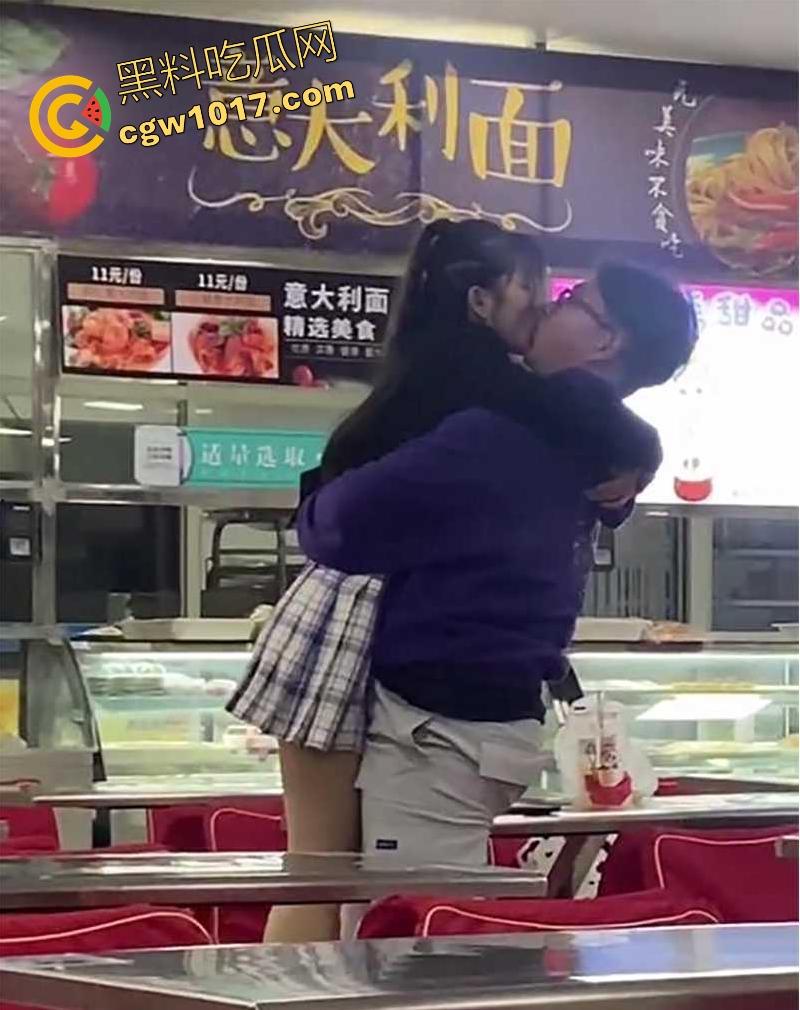 常州轻工大学饭堂激情一刻,JK清纯女大激情相吻,情到浓处直捅裙底骚逼,随后女生跪地疑似深喉口交,当我们不是人是吧!