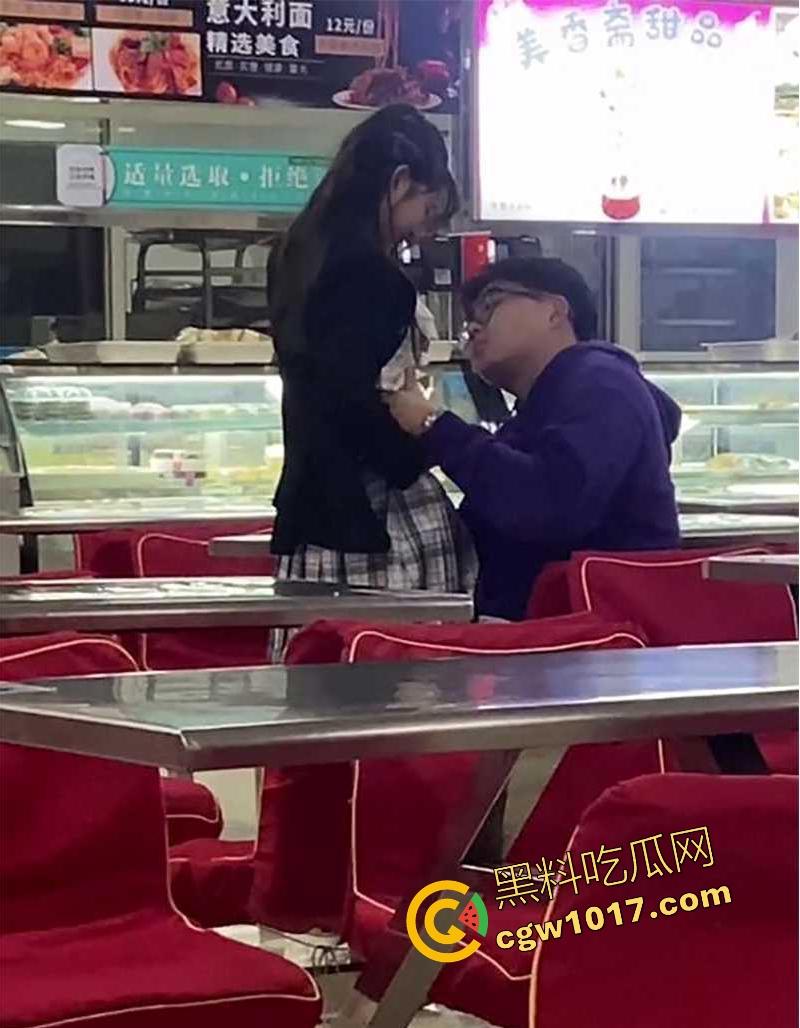 常州轻工大学饭堂激情一刻,JK清纯女大激情相吻,情到浓处直捅裙底骚逼,随后女生跪地疑似深喉口交,当我们不是人是吧!