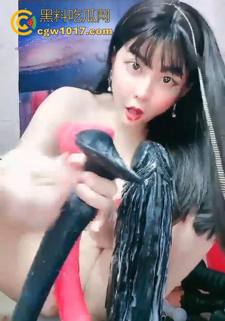 独爱巨物!骚逼主播挑战大尺寸假阳具,比手臂还粗,狠狠骑乘,插到口吐白沫反白眼,这逼是真能塞啊!