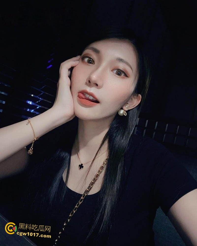 哈尔滨小母狗【黄诗涵】,穿着情趣黑丝露脸口交,抠逼舔穴满脸享受,高潮失禁潮喷不断,淫叫声超动听!