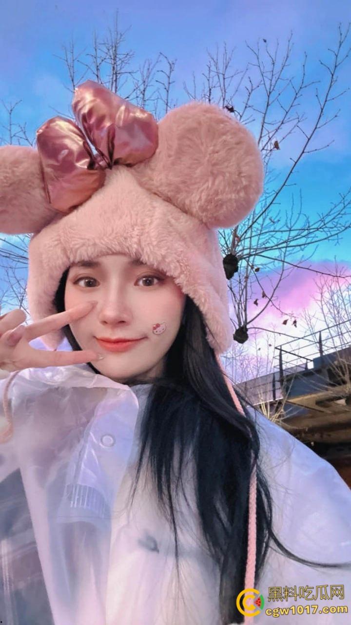 哈尔滨小母狗【黄诗涵】,穿着情趣黑丝露脸口交,抠逼舔穴满脸享受,高潮失禁潮喷不断,淫叫声超动听!