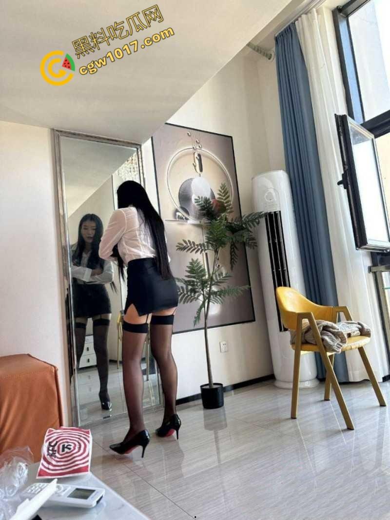 疯狂新婚夜：90后黑丝娇妻被伴郎疯狂爆操，绿帽老公兴奋拍摄，淫态视频网络大爆！