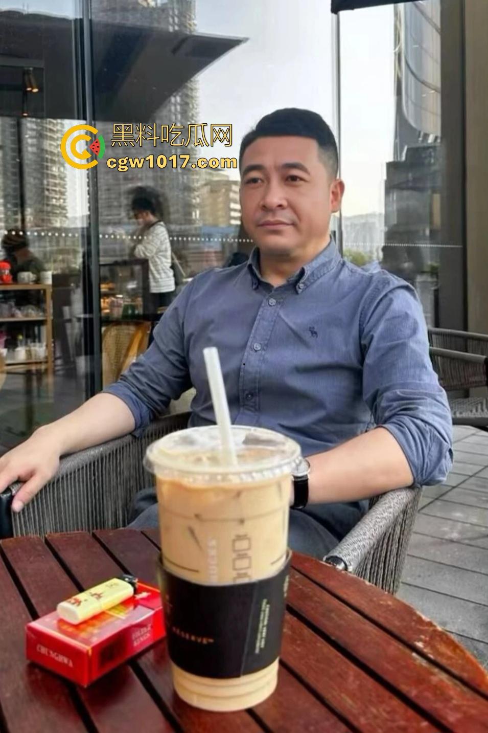 广东珠海黑衣疯狗握刀从保安亭砍翻VIVO店,红衣哥豹子般杀出过肩摔砸地骨裂砍刀飞十米,民警蜂拥铐走!