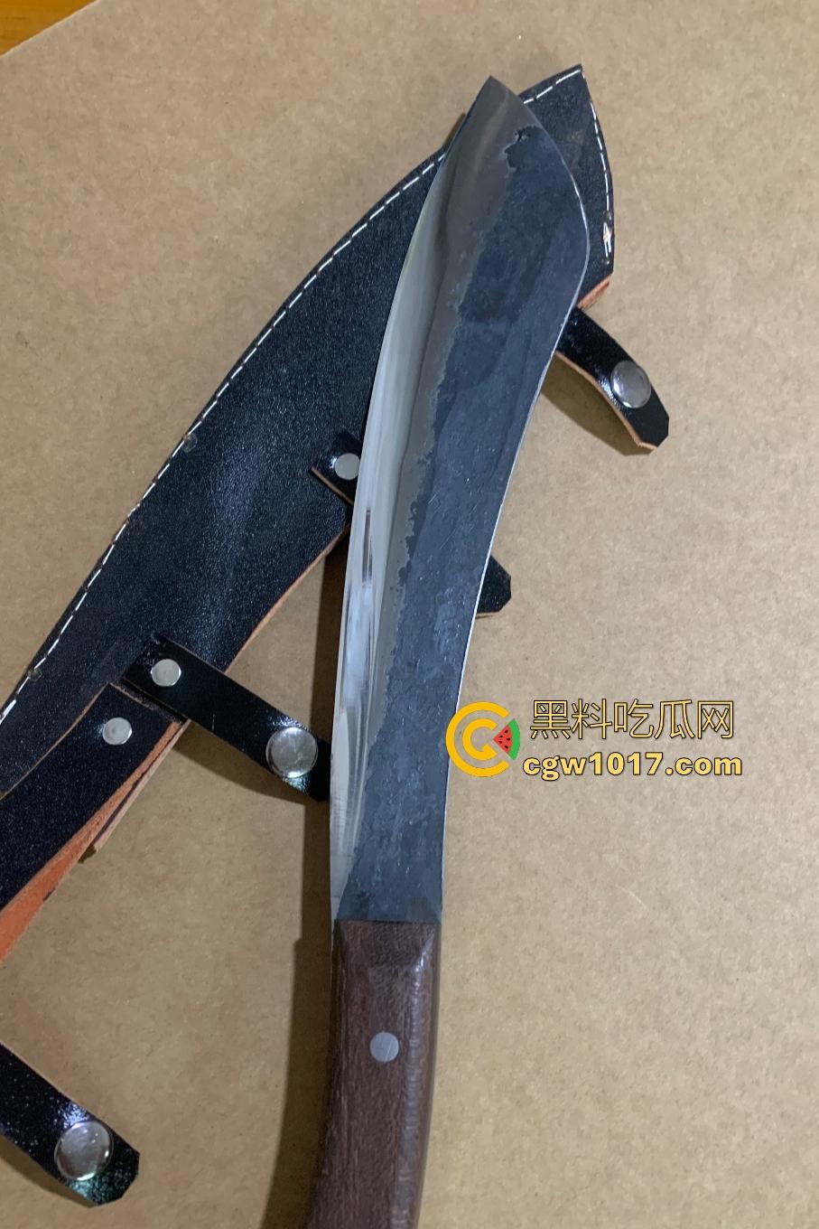 广东珠海黑衣疯狗握刀从保安亭砍翻VIVO店,红衣哥豹子般杀出过肩摔砸地骨裂砍刀飞十米,民警蜂拥铐走!