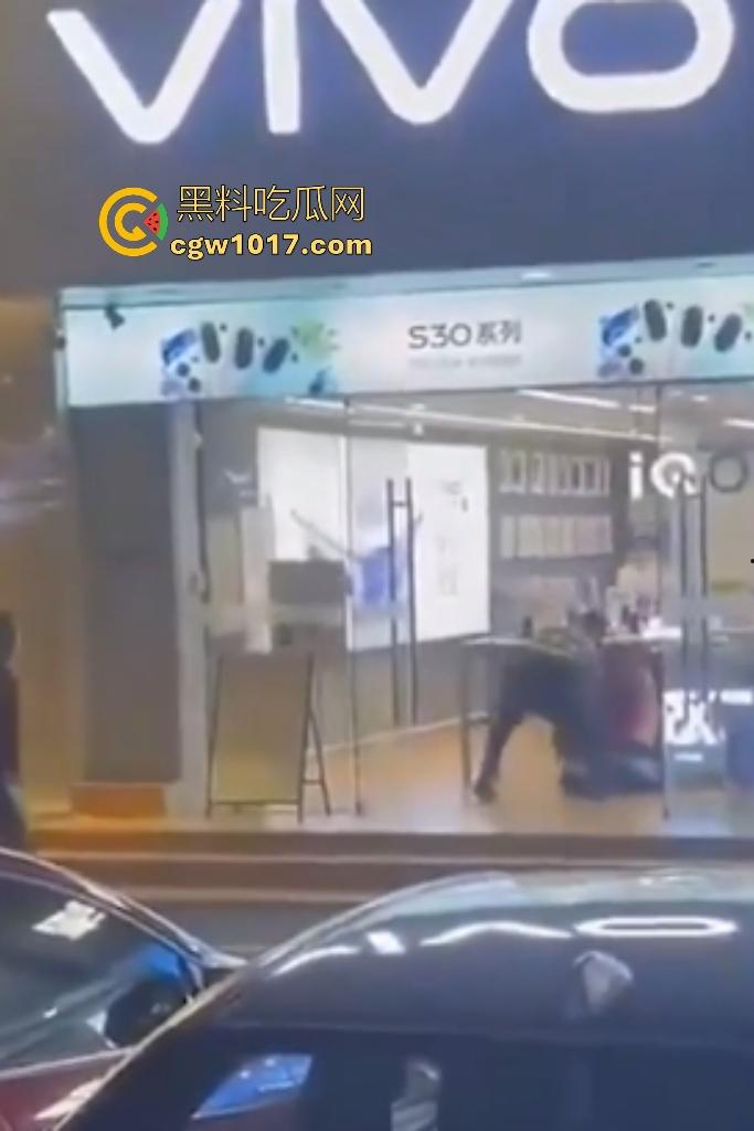 广东珠海黑衣疯狗握刀从保安亭砍翻VIVO店,红衣哥豹子般杀出过肩摔砸地骨裂砍刀飞十米,民警蜂拥铐走!