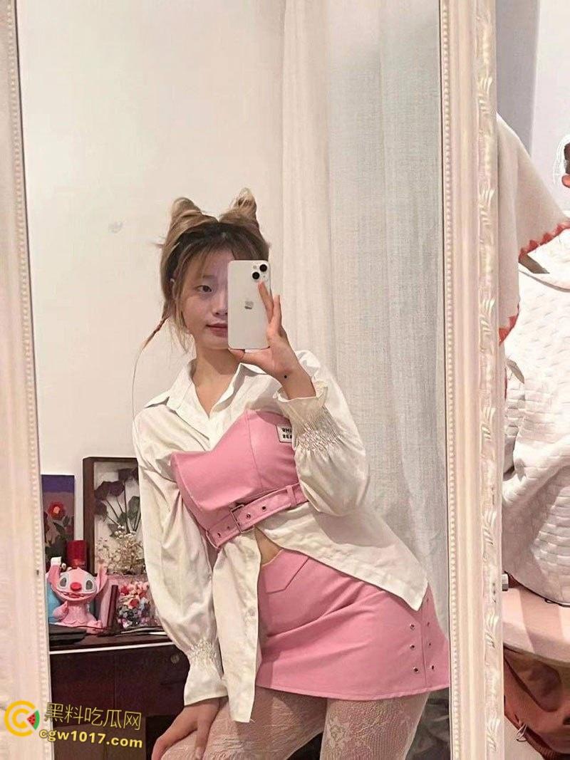 吉林大学清纯学妹【宫丽】,被男友调教沦为母狗,家中抠穴视频自慰 ,酒店多姿势做爱,淫声浪叫充满房间!