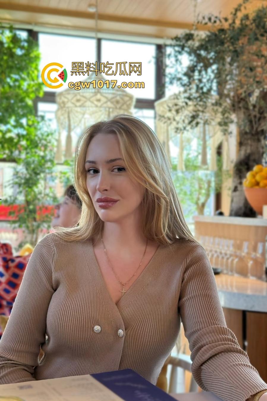 老外美女三头龙扩张,巨无霸三个鸡巴合体大骚逼照吞不误,塞满挤到屁眼都看不到,你敢操她就敢笑你!