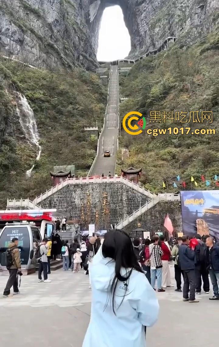奇瑞风云X3L挑战天门山台阶失败,想复刻路虎冲击天门山营销,结果还是被揽胜吊打,真正的揽胜车主都不会多看一眼!