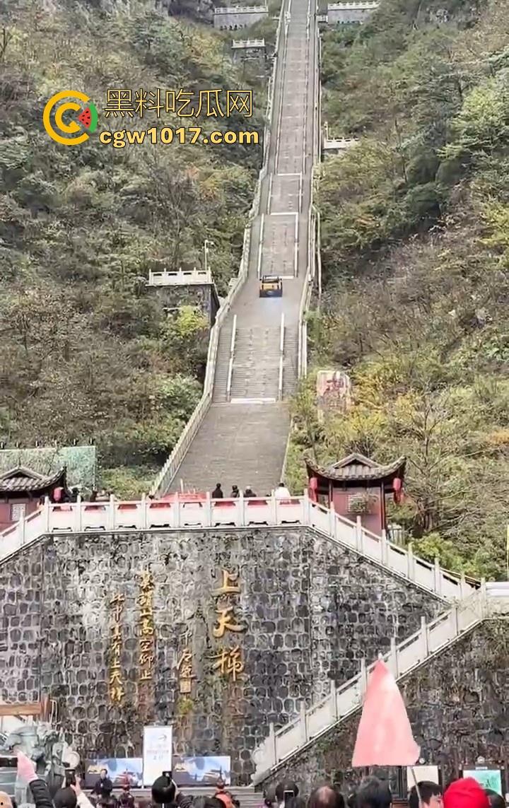奇瑞风云X3L挑战天门山台阶失败,想复刻路虎冲击天门山营销,结果还是被揽胜吊打,真正的揽胜车主都不会多看一眼!