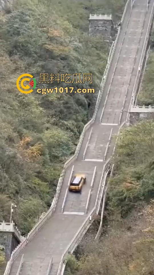 奇瑞风云X3L挑战天门山台阶失败,想复刻路虎冲击天门山营销,结果还是被揽胜吊打,真正的揽胜车主都不会多看一眼!