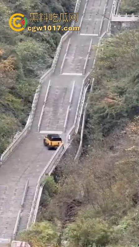 奇瑞风云X3L挑战天门山台阶失败,想复刻路虎冲击天门山营销,结果还是被揽胜吊打,真正的揽胜车主都不会多看一眼!