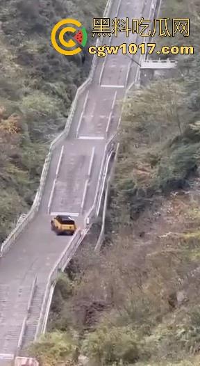 奇瑞风云X3L挑战天门山台阶失败,想复刻路虎冲击天门山营销,结果还是被揽胜吊打,真正的揽胜车主都不会多看一眼!