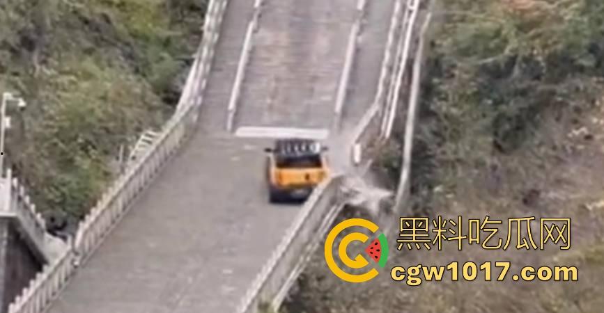 奇瑞风云X3L挑战天门山台阶失败,想复刻路虎冲击天门山营销,结果还是被揽胜吊打,真正的揽胜车主都不会多看一眼!