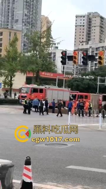 重庆巴南李家坨恒大城发生严重车祸，渣土车碰外卖小电驴，一个侧翻 将旁边的外卖小哥埋压致死，这真是鸡蛋碰石头，死无全尸啊！