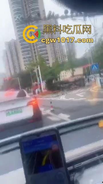 重庆巴南李家坨恒大城发生严重车祸,渣土车碰外卖小电驴,一个侧翻 将旁边的外卖小哥埋压致死,这真是鸡蛋碰石头,死无全尸啊!