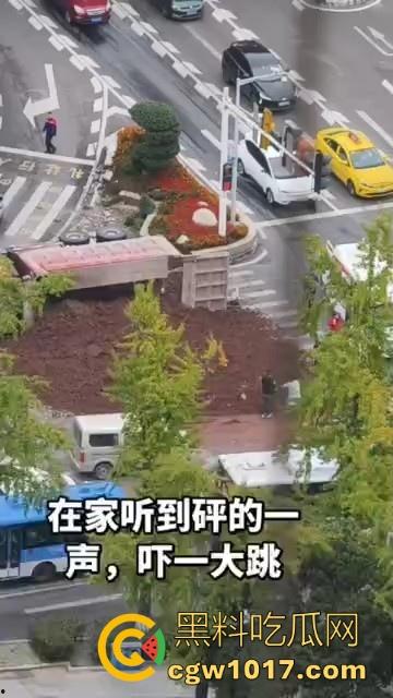 重庆巴南李家坨恒大城发生严重车祸,渣土车碰外卖小电驴,一个侧翻 将旁边的外卖小哥埋压致死,这真是鸡蛋碰石头,死无全尸啊!