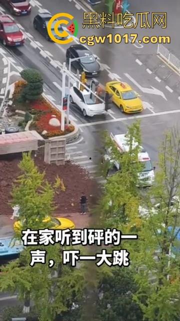 重庆巴南李家坨恒大城发生严重车祸,渣土车碰外卖小电驴,一个侧翻 将旁边的外卖小哥埋压致死,这真是鸡蛋碰石头,死无全尸啊!
