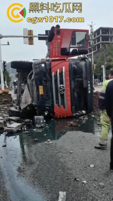 重庆巴南李家坨恒大城发生严重车祸,渣土车碰外卖小电驴,一个侧翻 将旁边的外卖小哥埋压致死,这真是鸡蛋碰石头,死无全尸啊!
