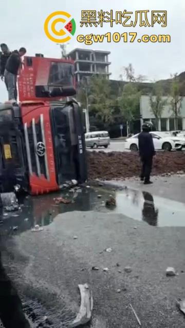 重庆巴南李家坨恒大城发生严重车祸,渣土车碰外卖小电驴,一个侧翻 将旁边的外卖小哥埋压致死,这真是鸡蛋碰石头,死无全尸啊!