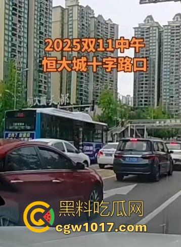 重庆巴南李家坨恒大城发生严重车祸,渣土车碰外卖小电驴,一个侧翻 将旁边的外卖小哥埋压致死,这真是鸡蛋碰石头,死无全尸啊!