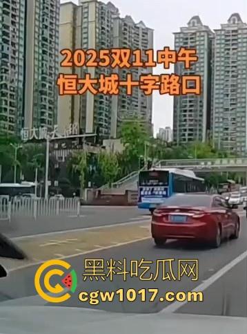 重庆巴南李家坨恒大城发生严重车祸,渣土车碰外卖小电驴,一个侧翻 将旁边的外卖小哥埋压致死,这真是鸡蛋碰石头,死无全尸啊!