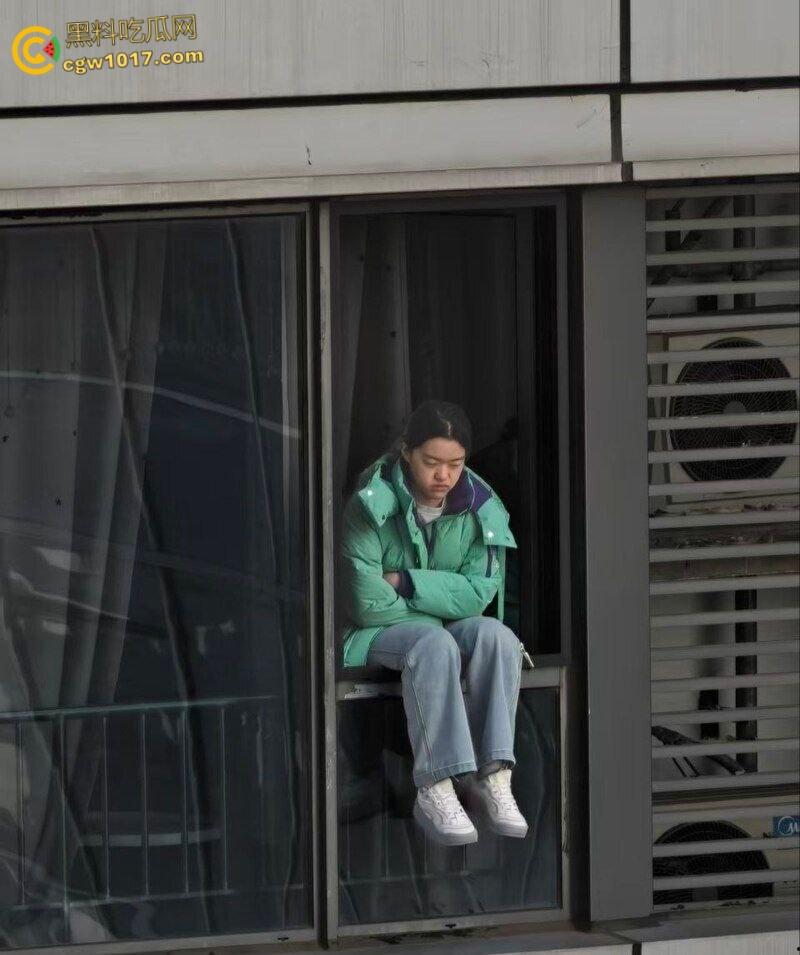 河北石家庄绿衣少女跳楼,警察劝说4个小时无果竟然跑去吃饭,少女觉得自己根本不受重视,竟然直接纵深一跃!