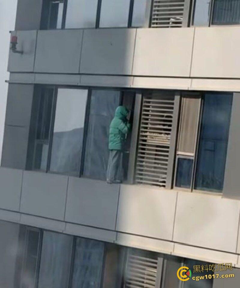 河北石家庄绿衣少女跳楼,警察劝说4个小时无果竟然跑去吃饭,少女觉得自己根本不受重视,竟然直接纵深一跃!