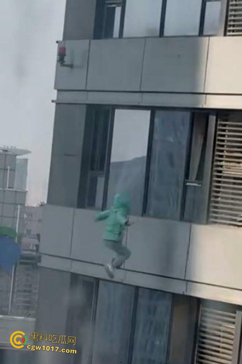 河北石家庄绿衣少女跳楼,警察劝说4个小时无果竟然跑去吃饭,少女觉得自己根本不受重视,竟然直接纵深一跃!