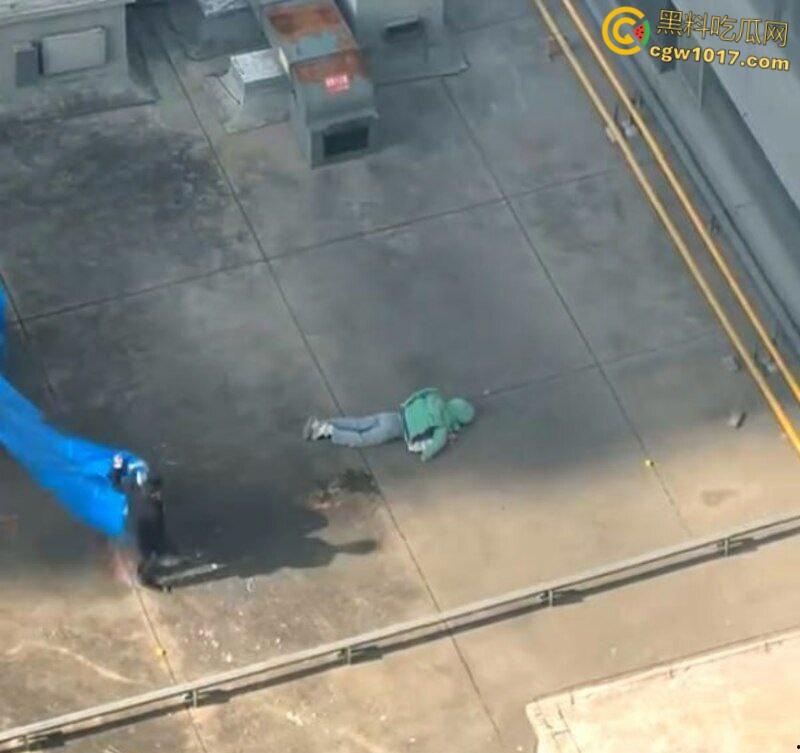 河北石家庄绿衣少女跳楼,警察劝说4个小时无果竟然跑去吃饭,少女觉得自己根本不受重视,竟然直接纵深一跃!