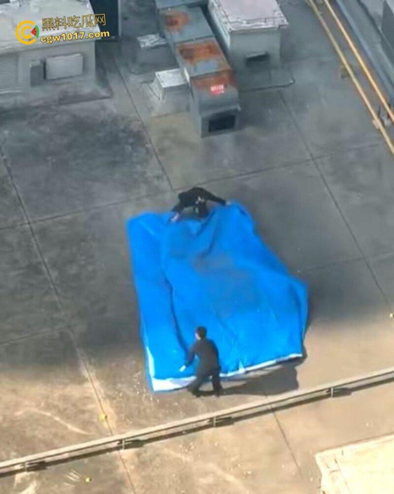 河北石家庄绿衣少女跳楼,警察劝说4个小时无果竟然跑去吃饭,少女觉得自己根本不受重视,竟然直接纵深一跃!